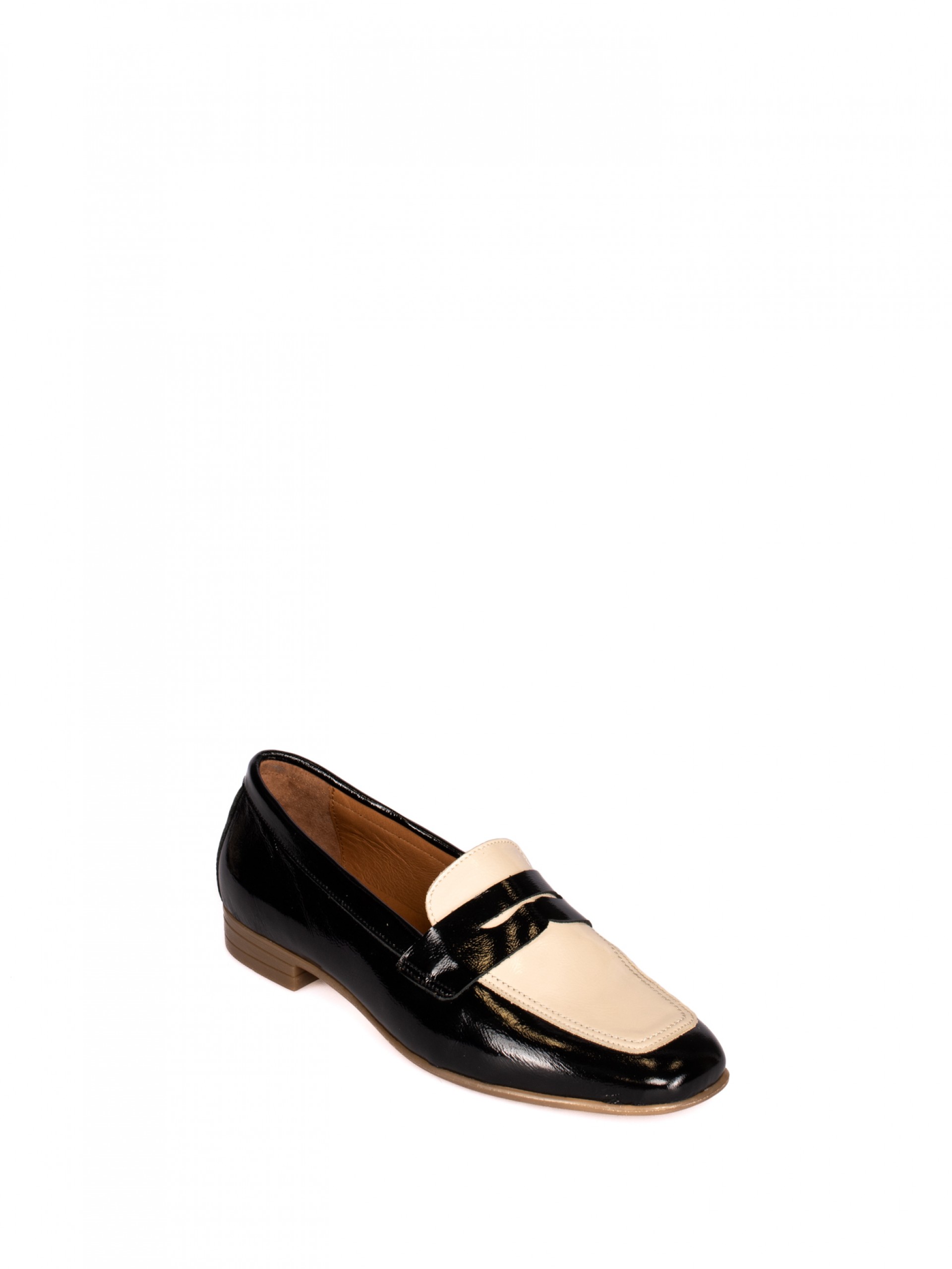 Two-tone loafer in patent leather with cross