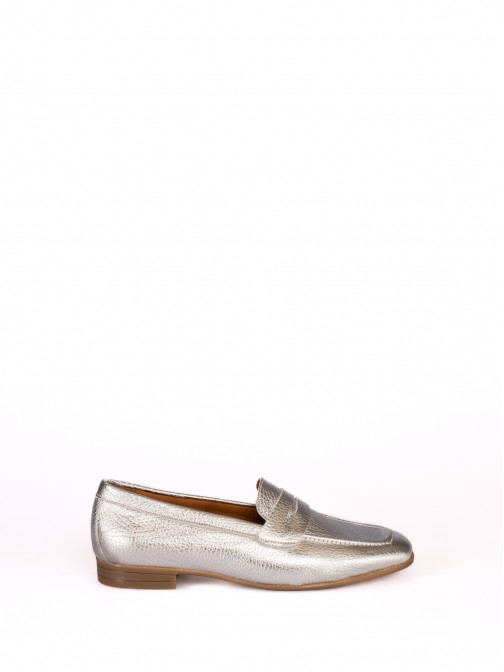 Mocassim em Pele Laminada com Travesso