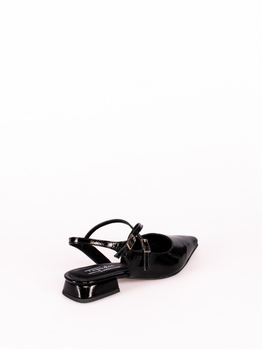 Mule com Fivelas em Verniz