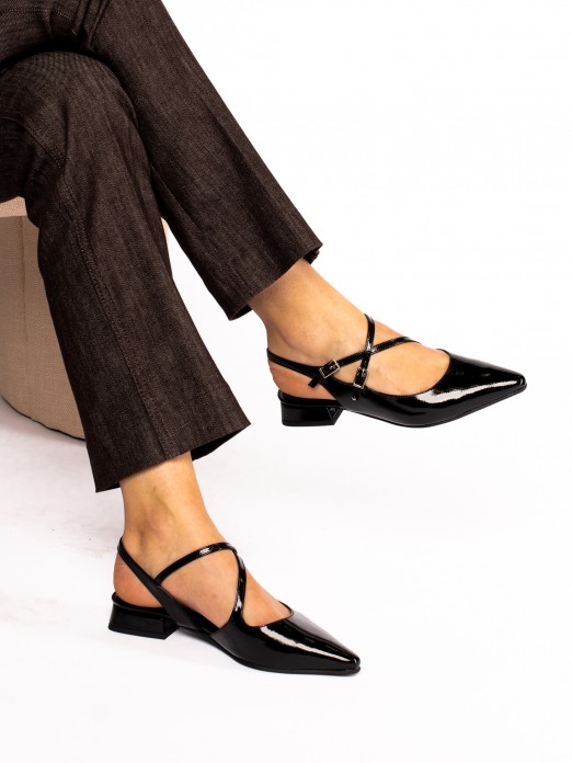 Mule com Fivelas em Verniz