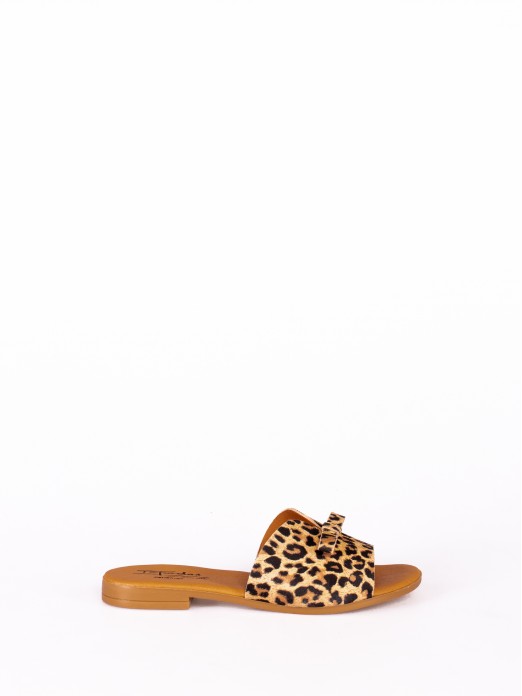Chinela com Detalhe de Lao em Pele Animal Print