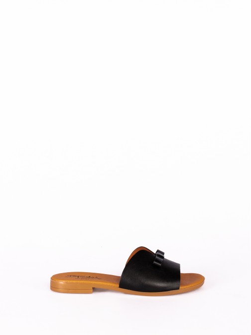 Chinela com Detalhe de Lao em Pele