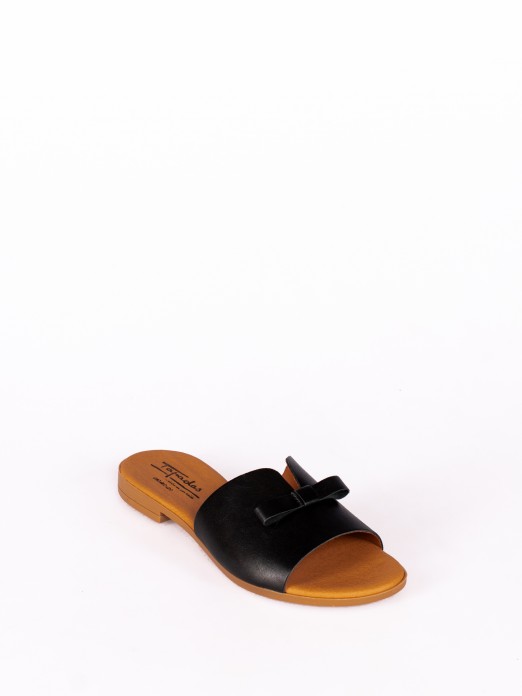 Chinela com Detalhe de Lao em Pele