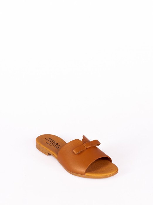 Chinela com Detalhe de Lao em Pele