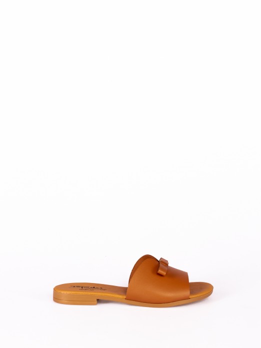 Chinela com Detalhe de Lao em Pele