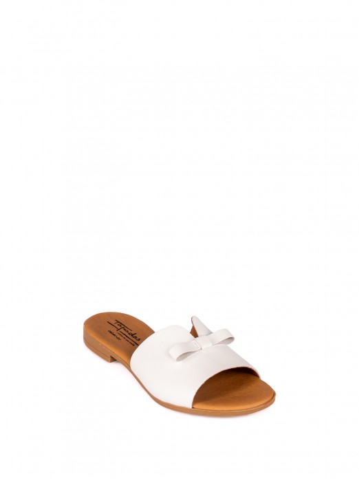 Chinela com Detalhe de Lao em Pele
