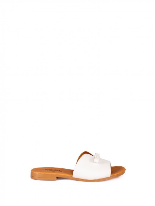 Chinela com Detalhe de Lao em Pele