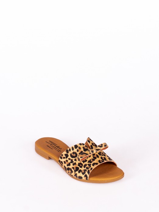 Chinela com Detalhe de Lao em Pele Animal Print