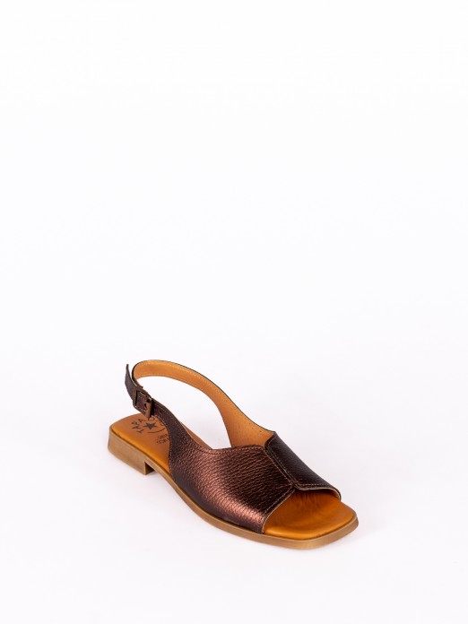 Flat Sandal in Leather