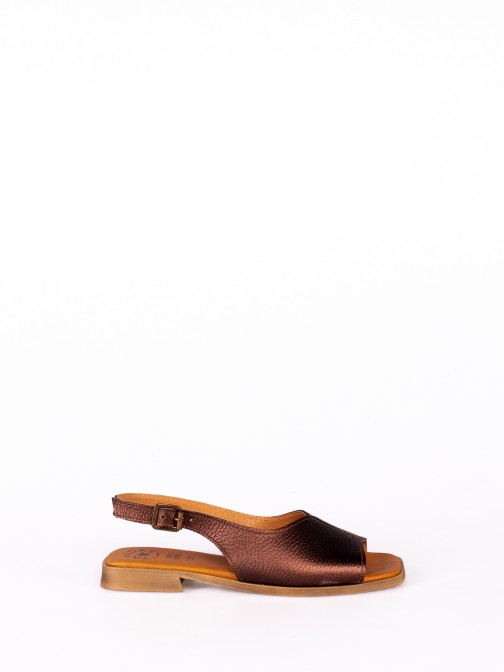 Flat Sandal in Leather