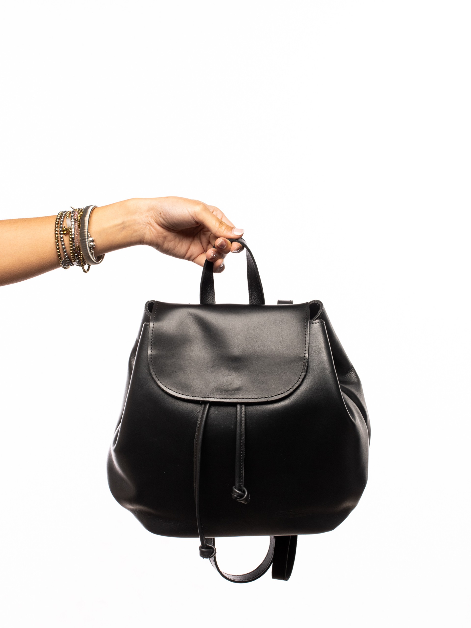 MOCHILA PEQUENA EM PELE