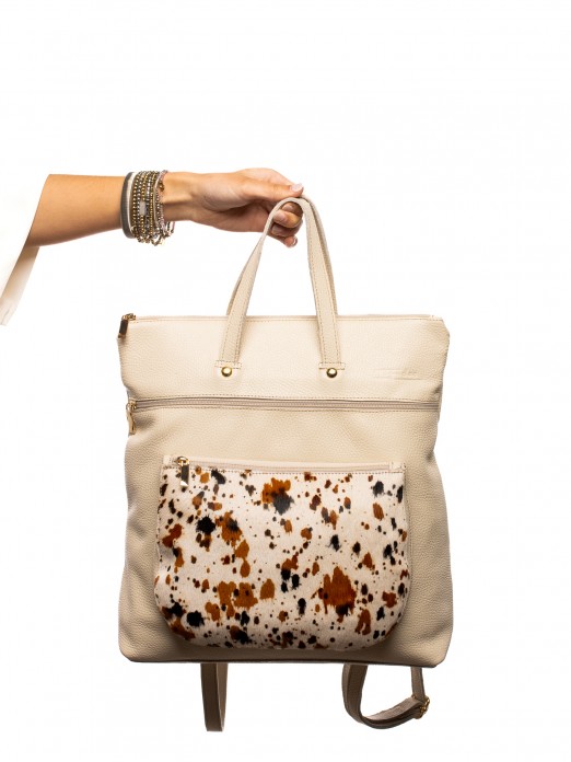 MOCHILA EM PELE COM BOLSO DE PLO