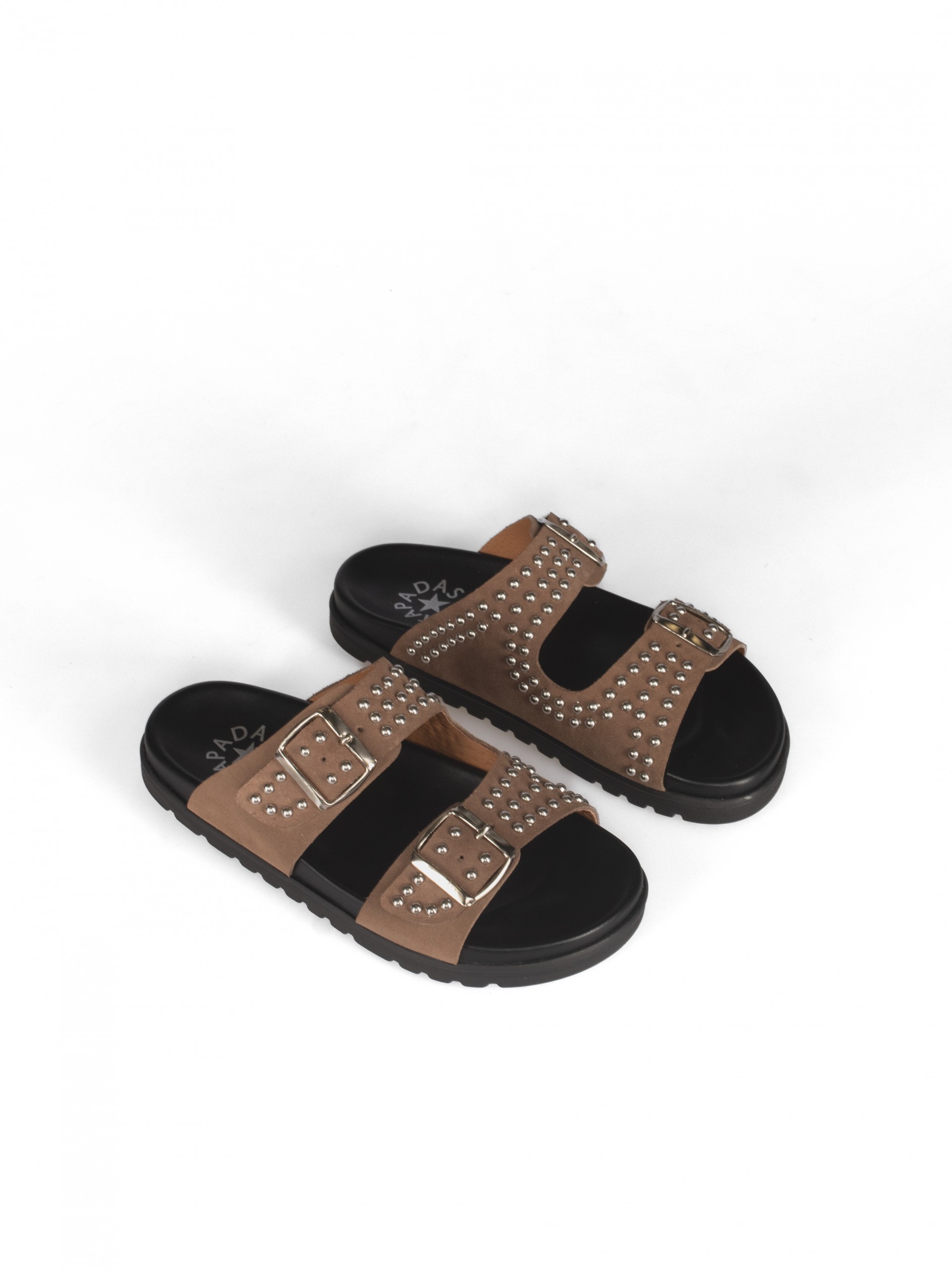 Chinelo Bio com Fivelas e Tachas em Camurça