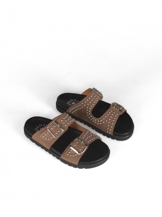 Chinelo Bio com Fivelas e Tachas em Camura