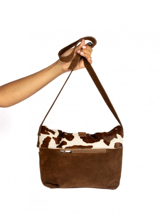 Mala a Tiracolo em camurça
e Pêlo Mala a Tiracolo em camurça
e Pêlo