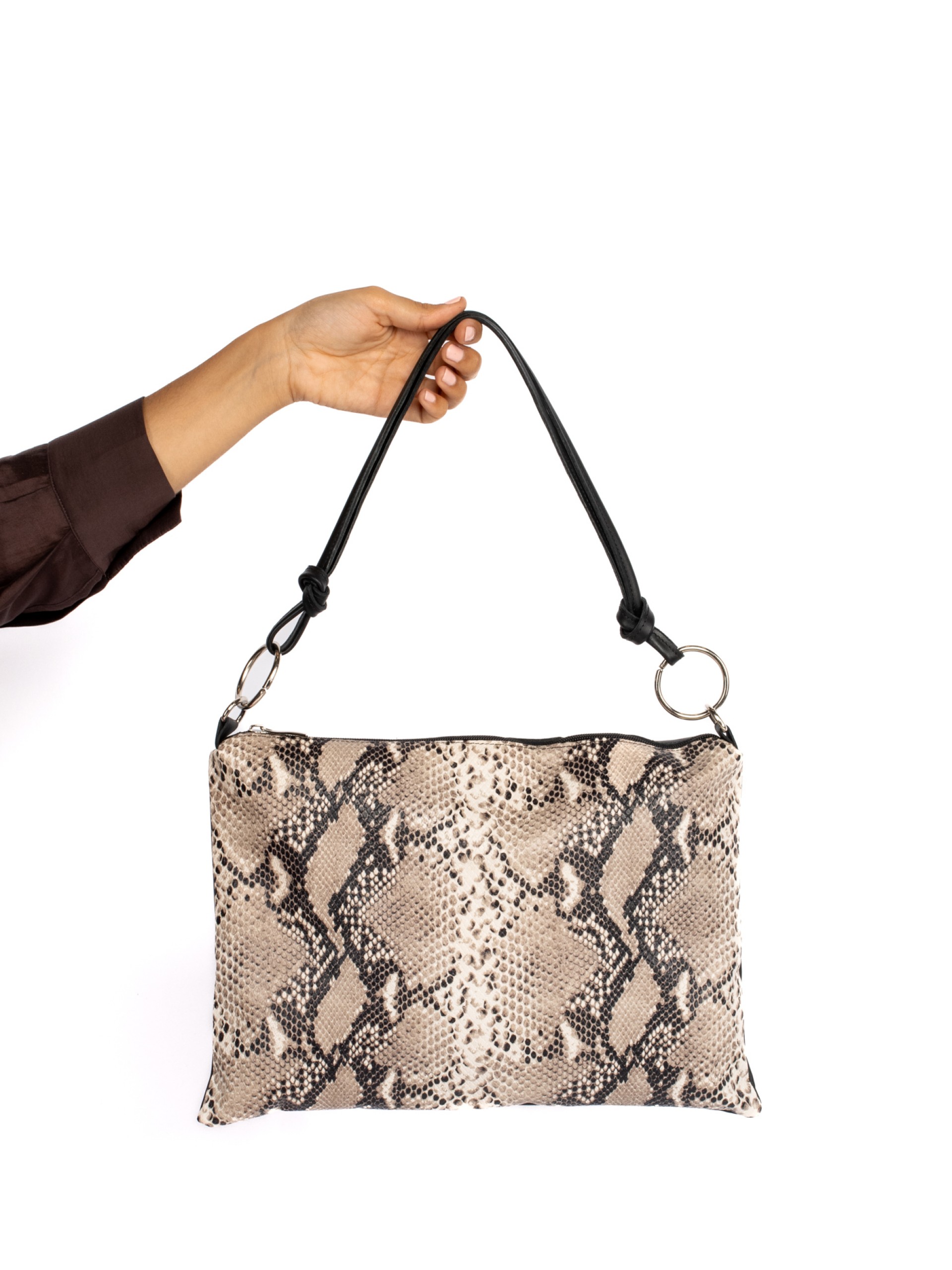 Mala de ombro em pele com animal print com argolas