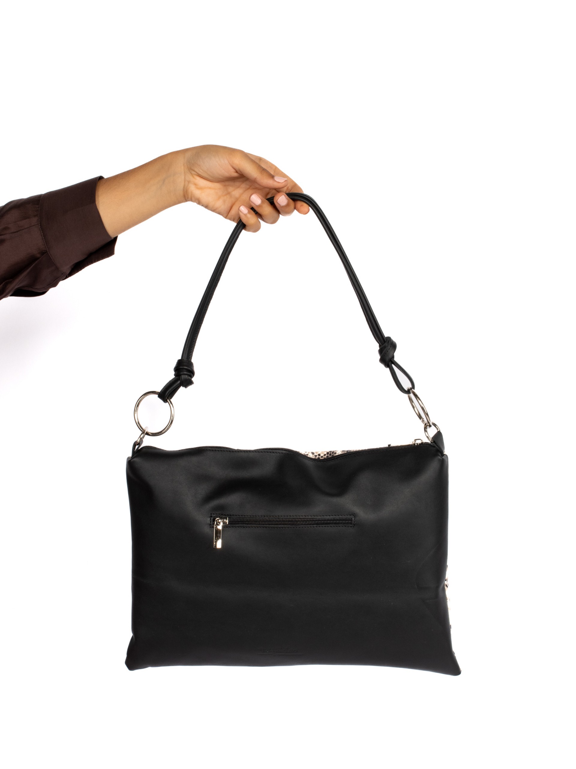 Mala de ombro em pele com animal print com argolas