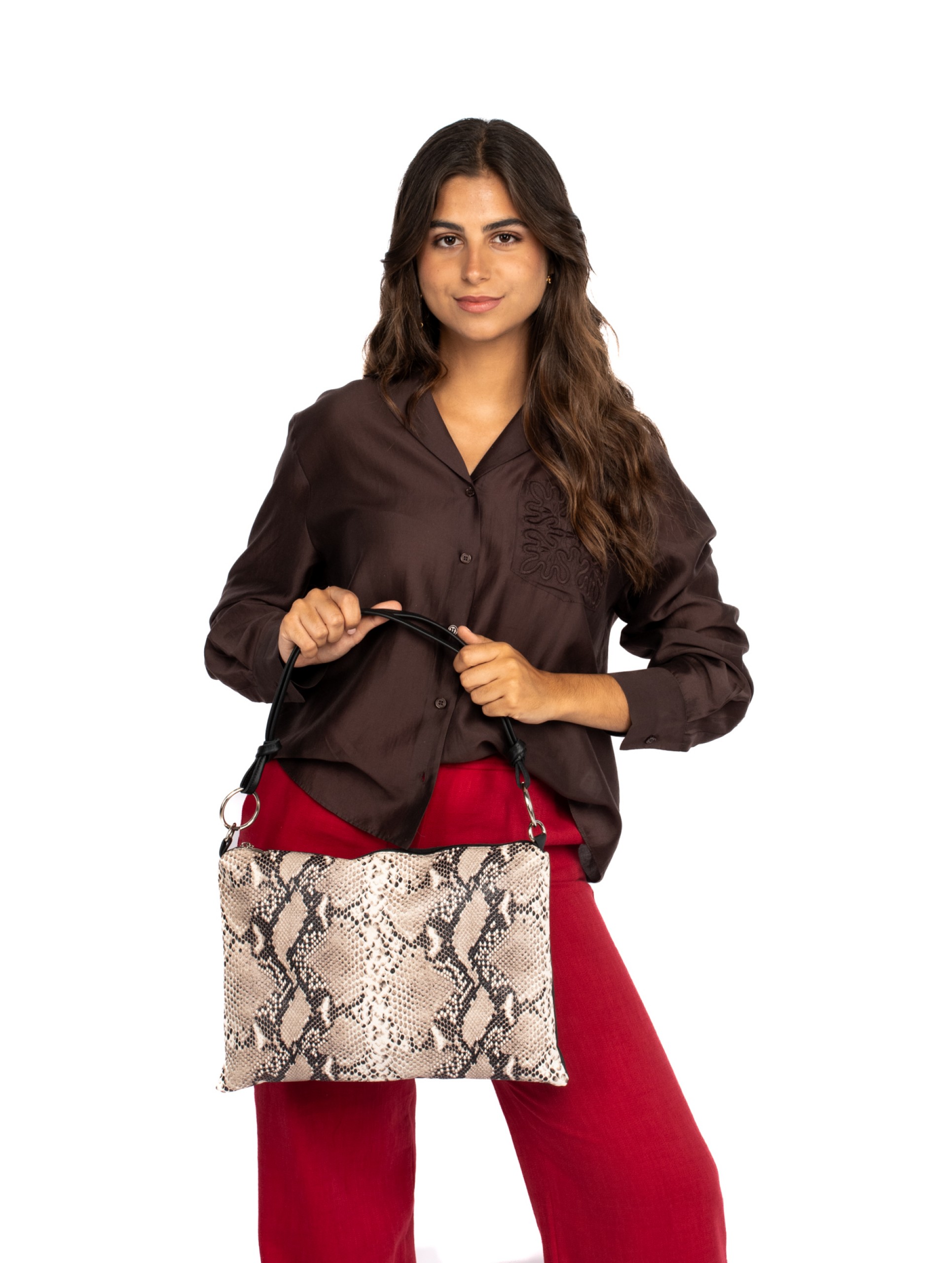 Mala de ombro em pele com animal print com argolas