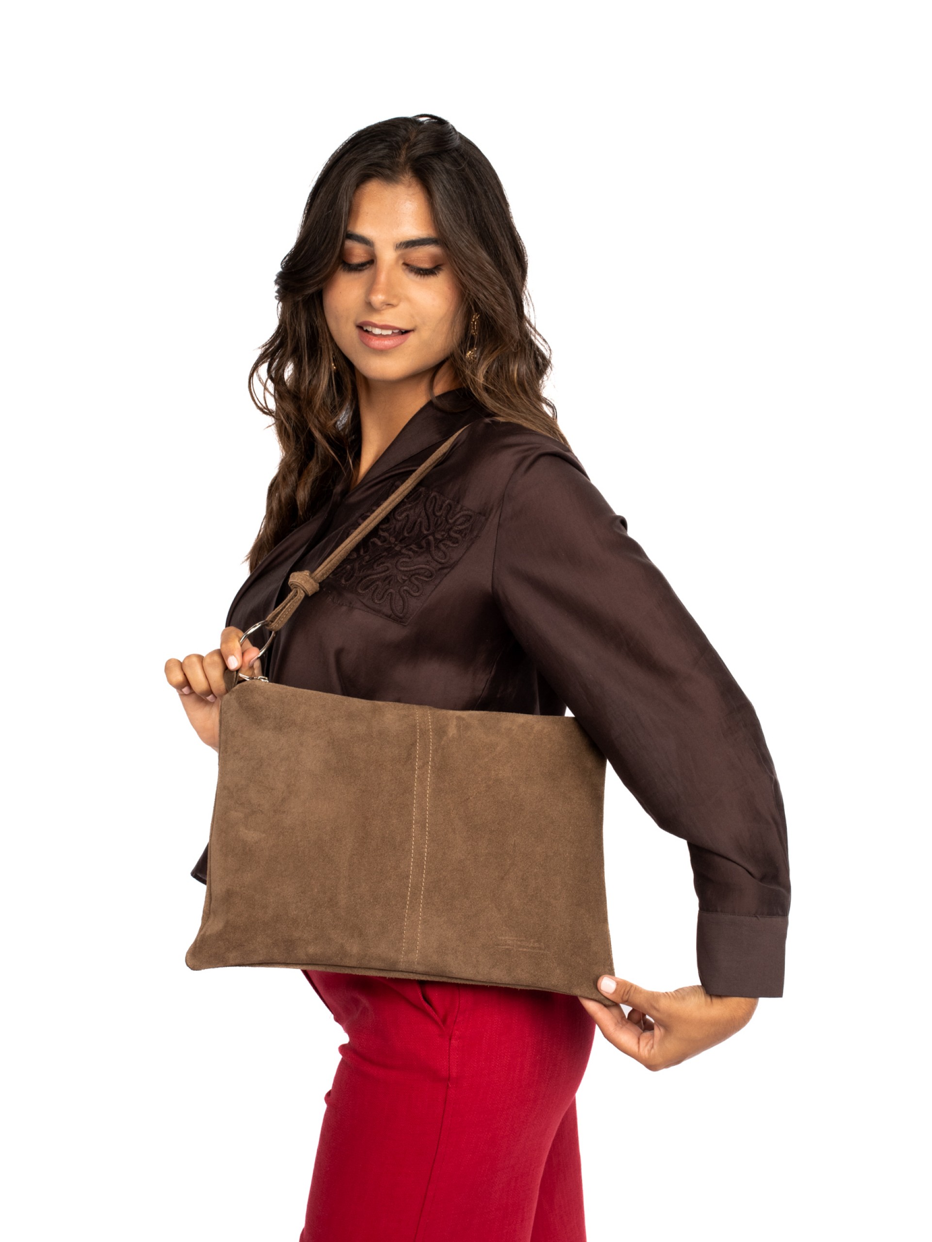 Mala de ombro em camurça com argolas metálicas