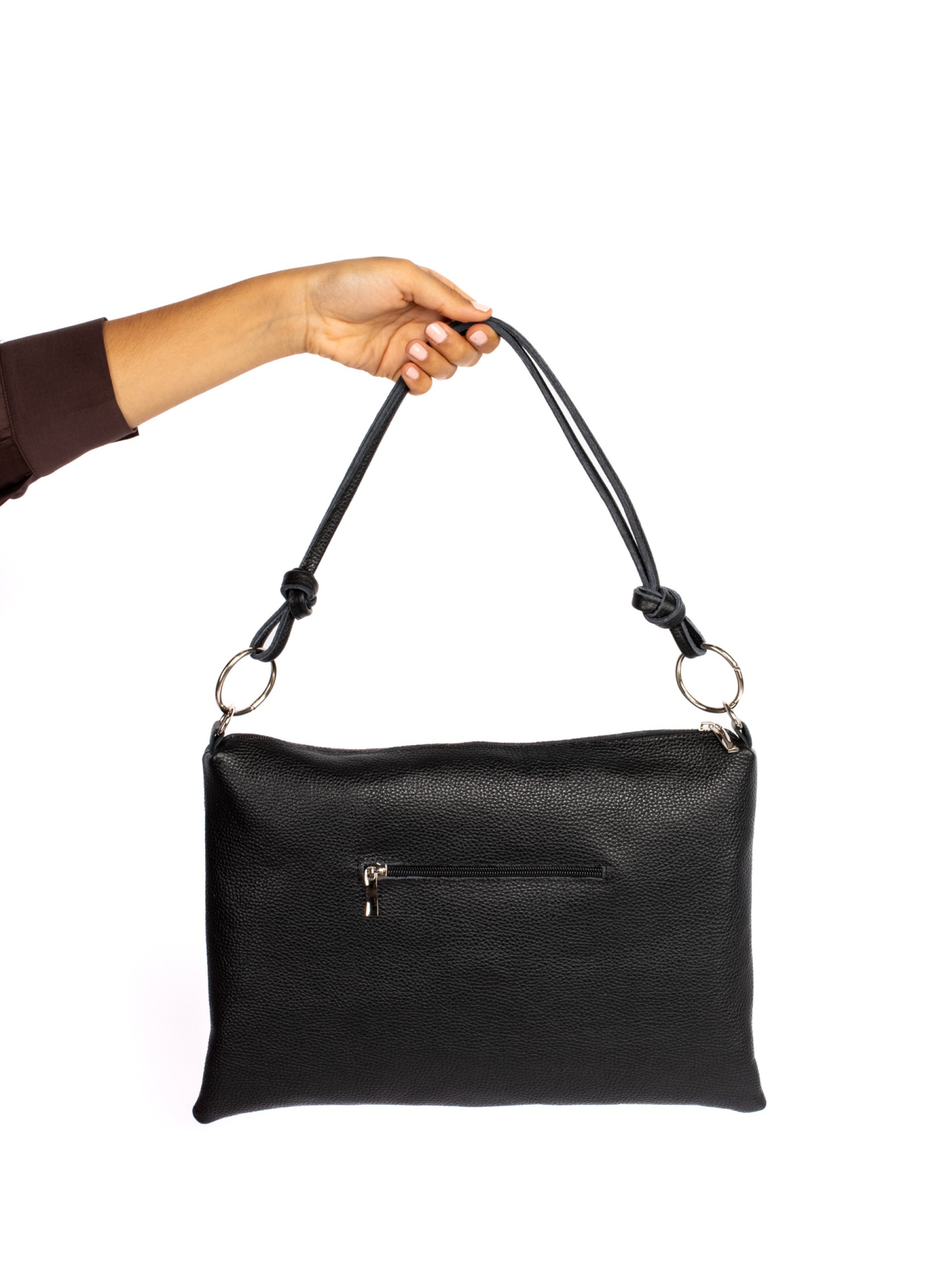 Mala de ombro em pele com argolas metálicas