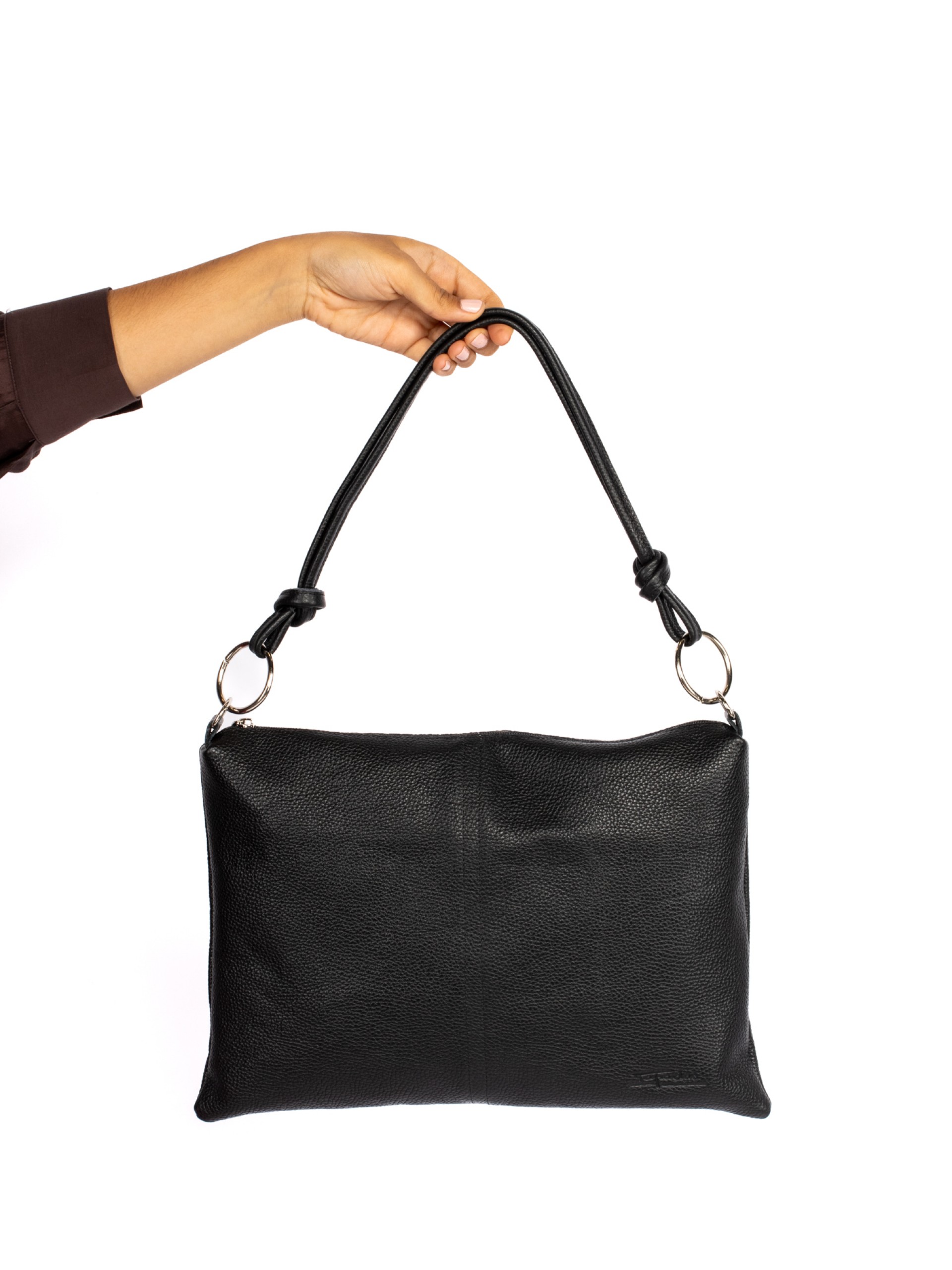 Mala de ombro em pele com argolas metálicas