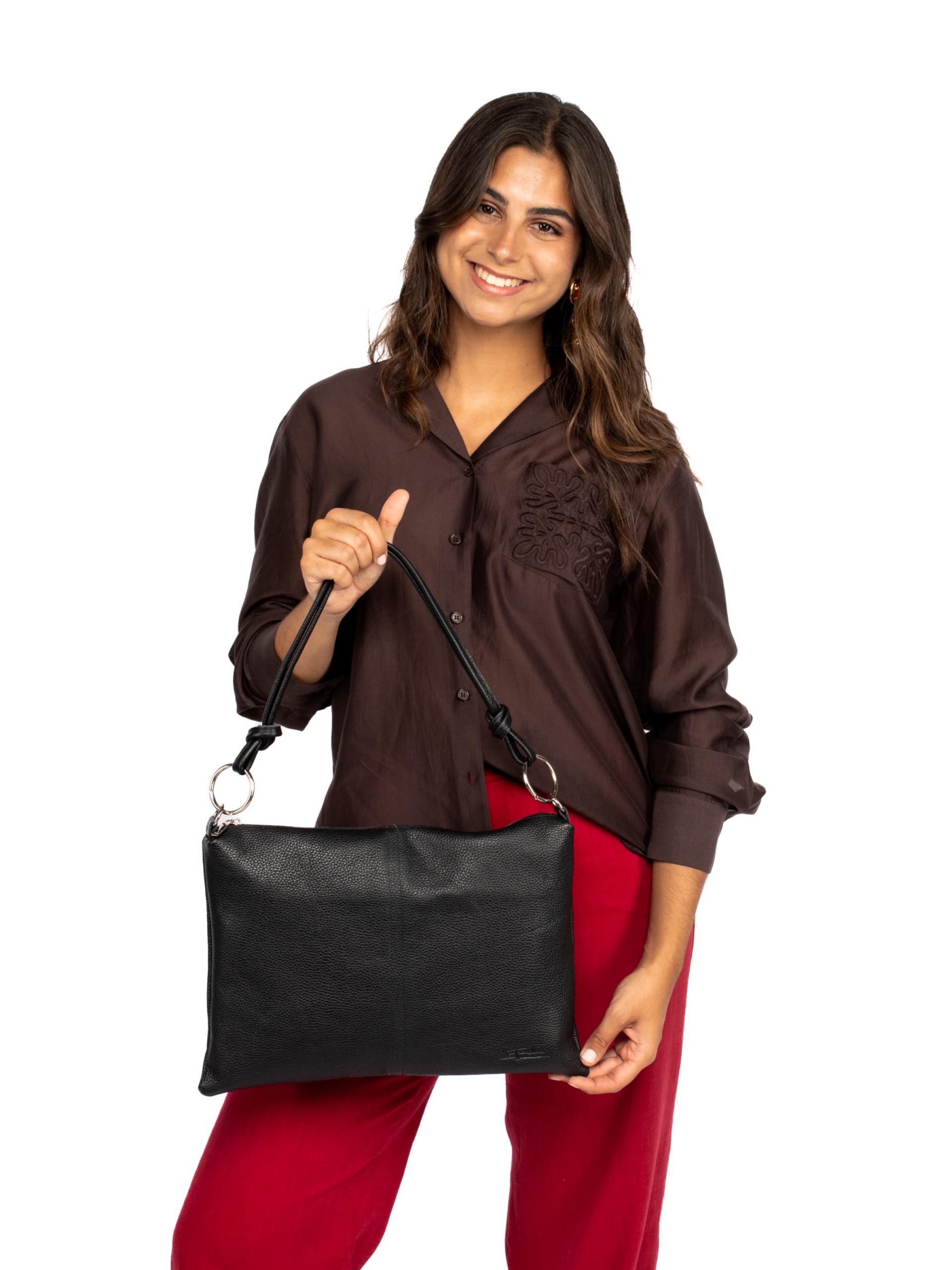 Mala de ombro em pele com argolas metálicas