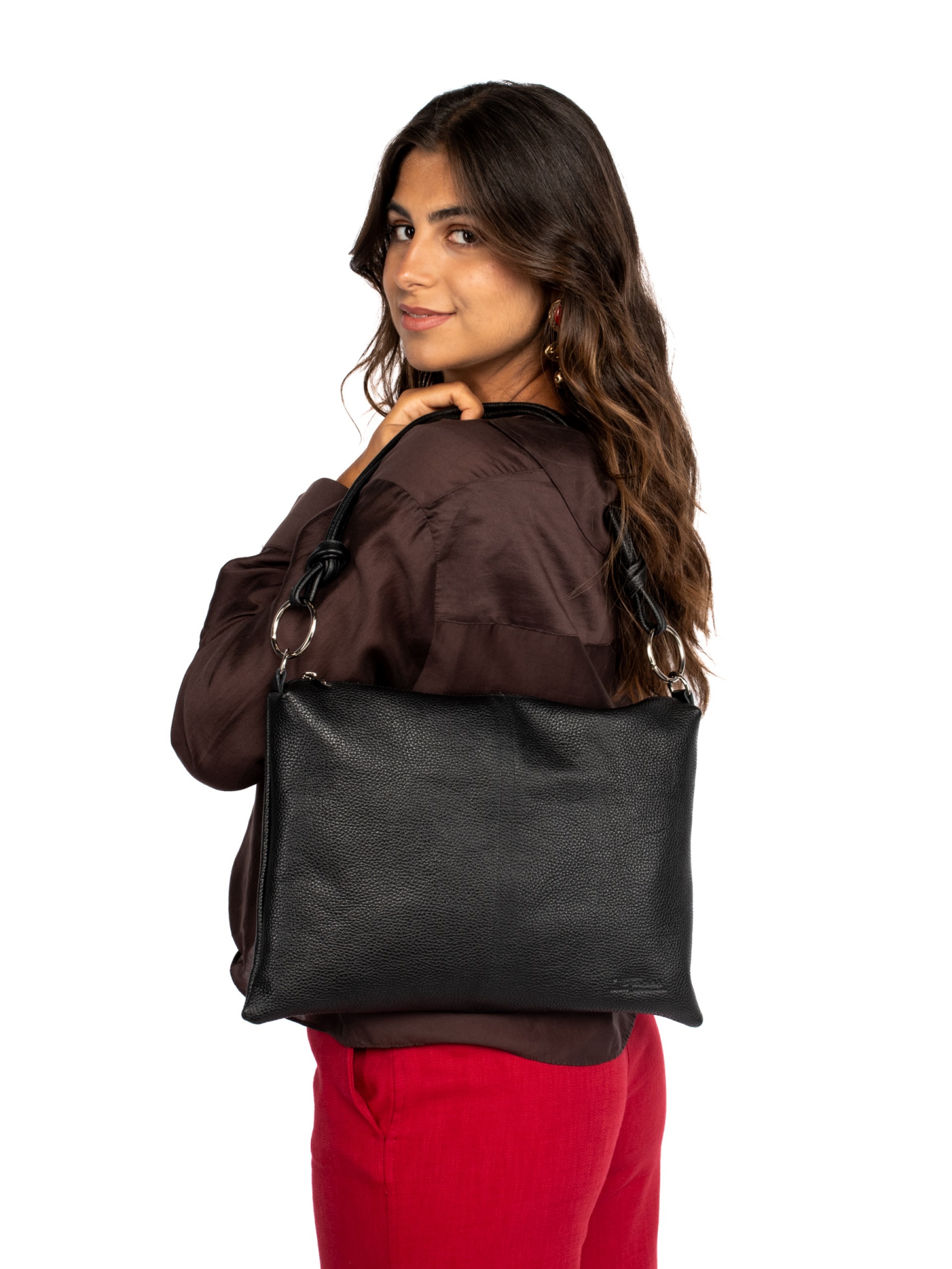 Mala de ombro em pele com argolas metálicas