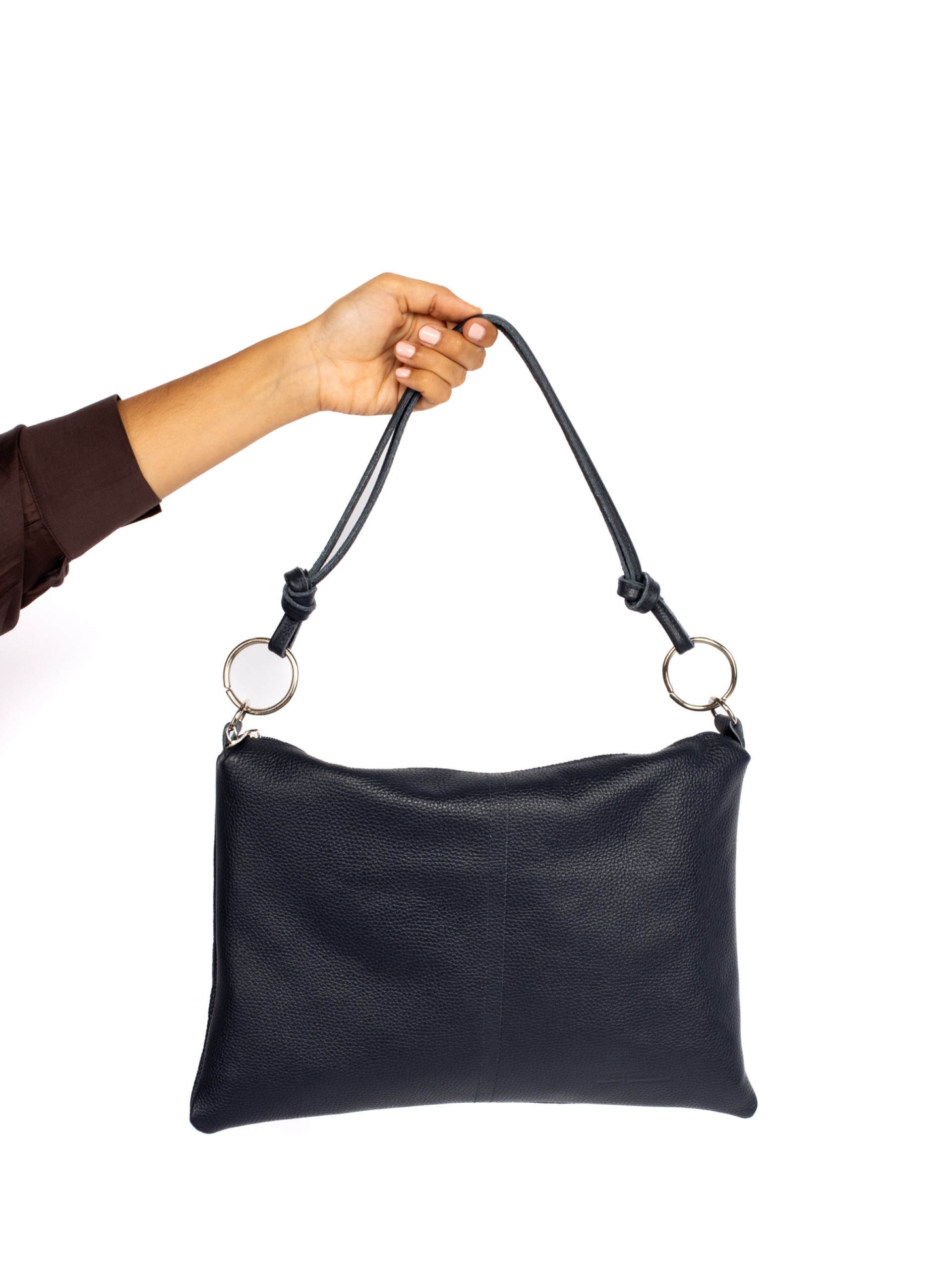 Mala de ombro em pele com argolas metálicas