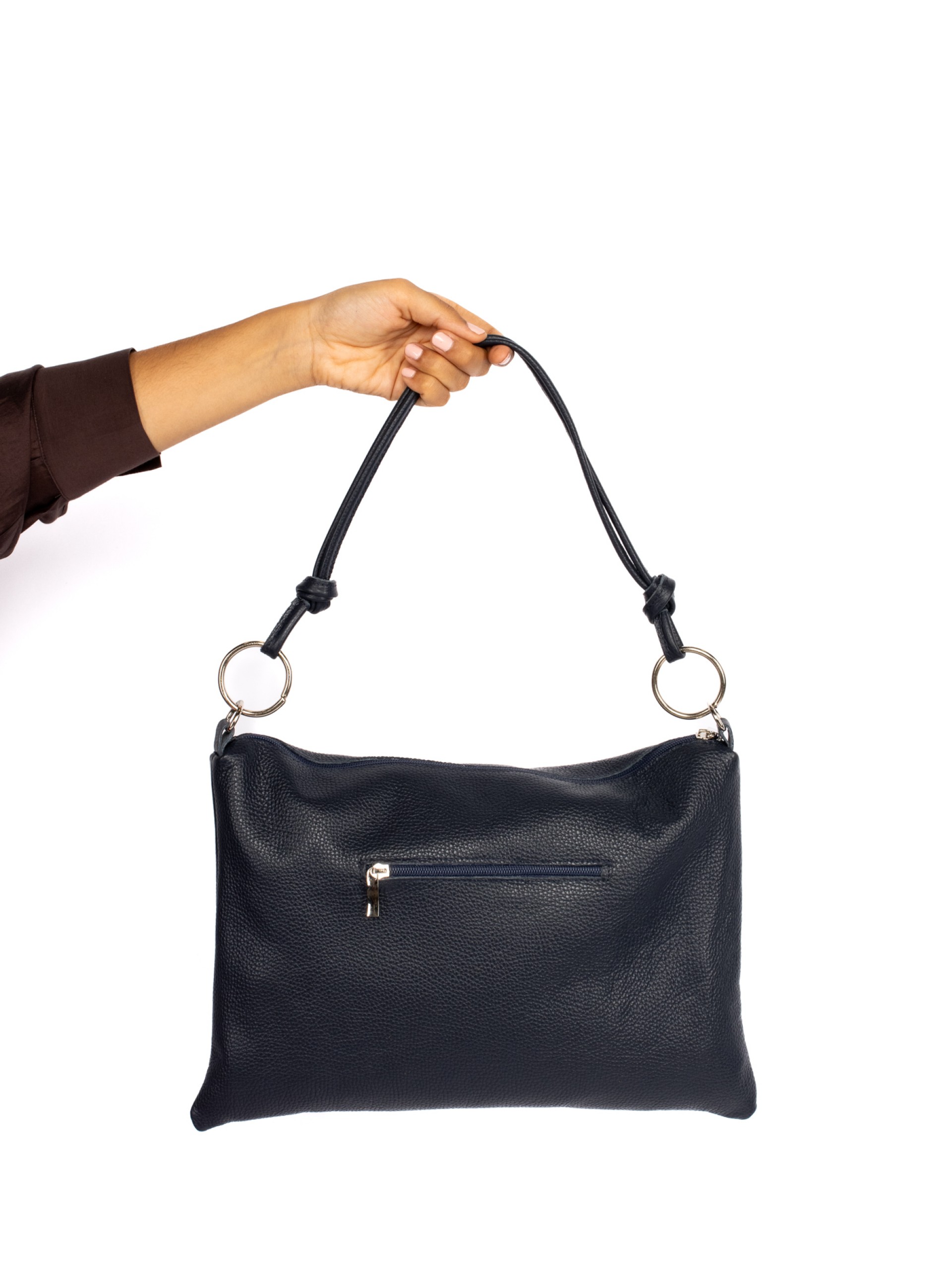 Mala de ombro em pele com argolas metálicas