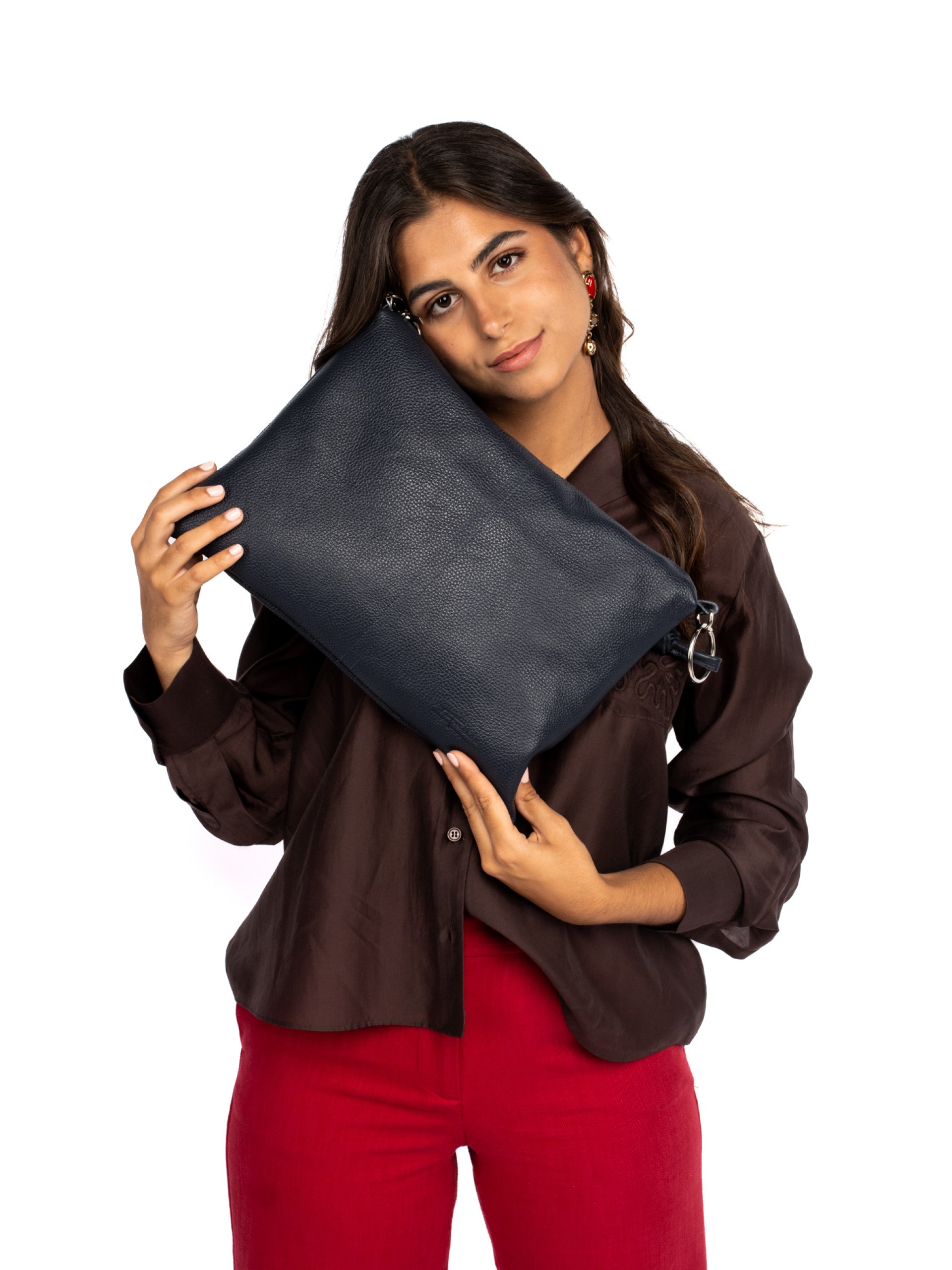 Mala de ombro em pele com argolas metálicas