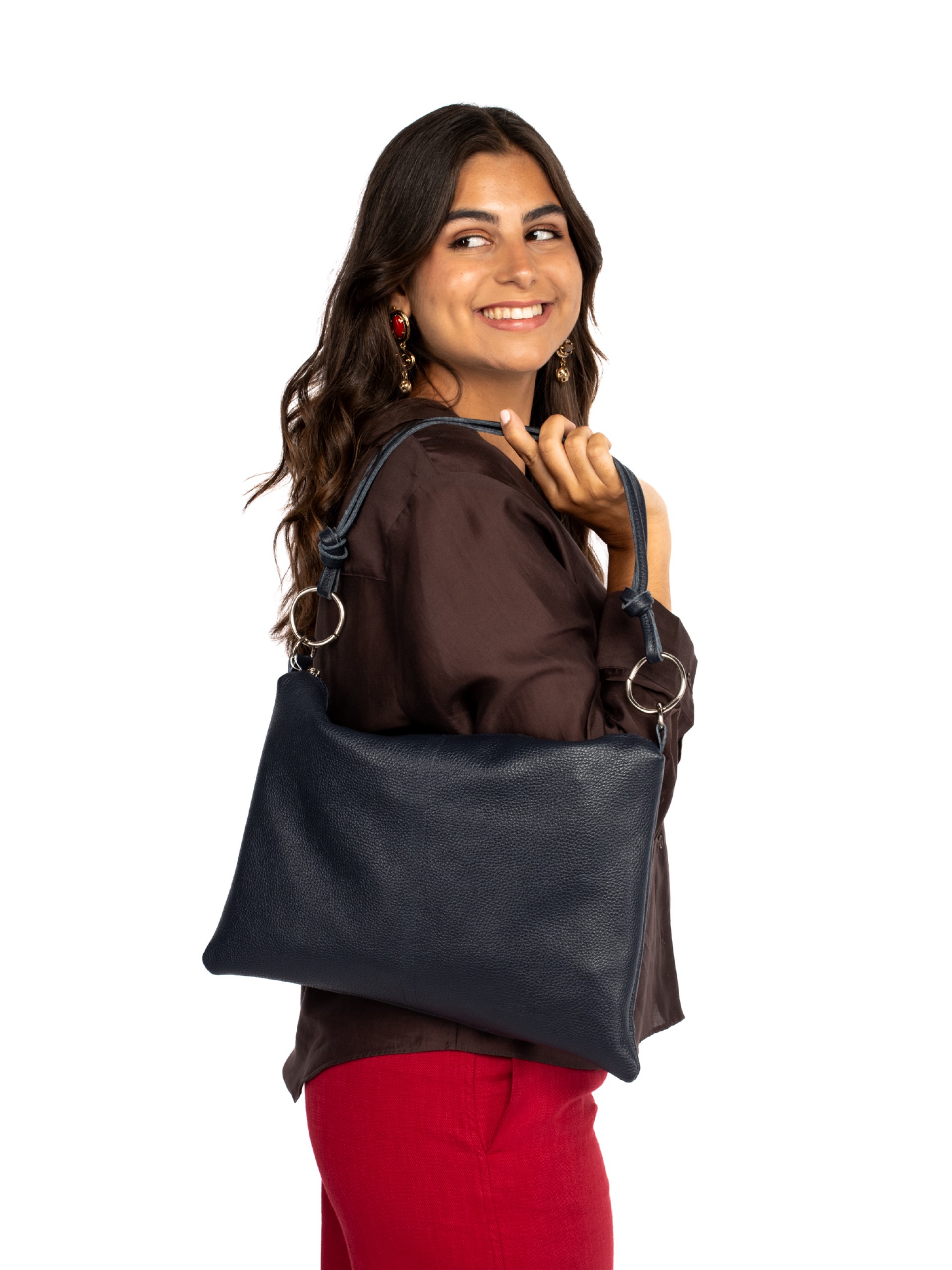 Mala de ombro em pele com argolas metálicas