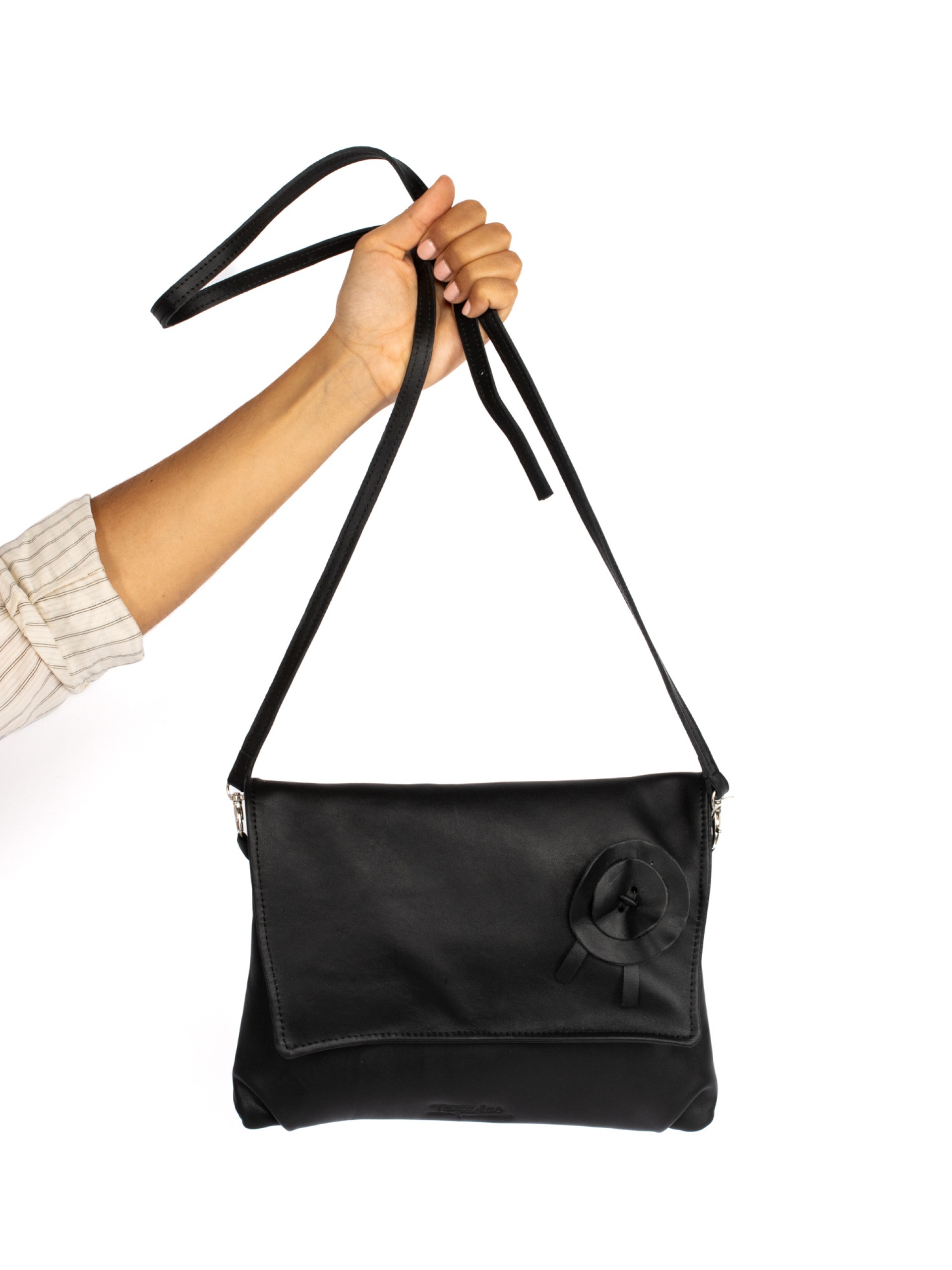 MALA TIRACOLO EM PELE COM FLOR