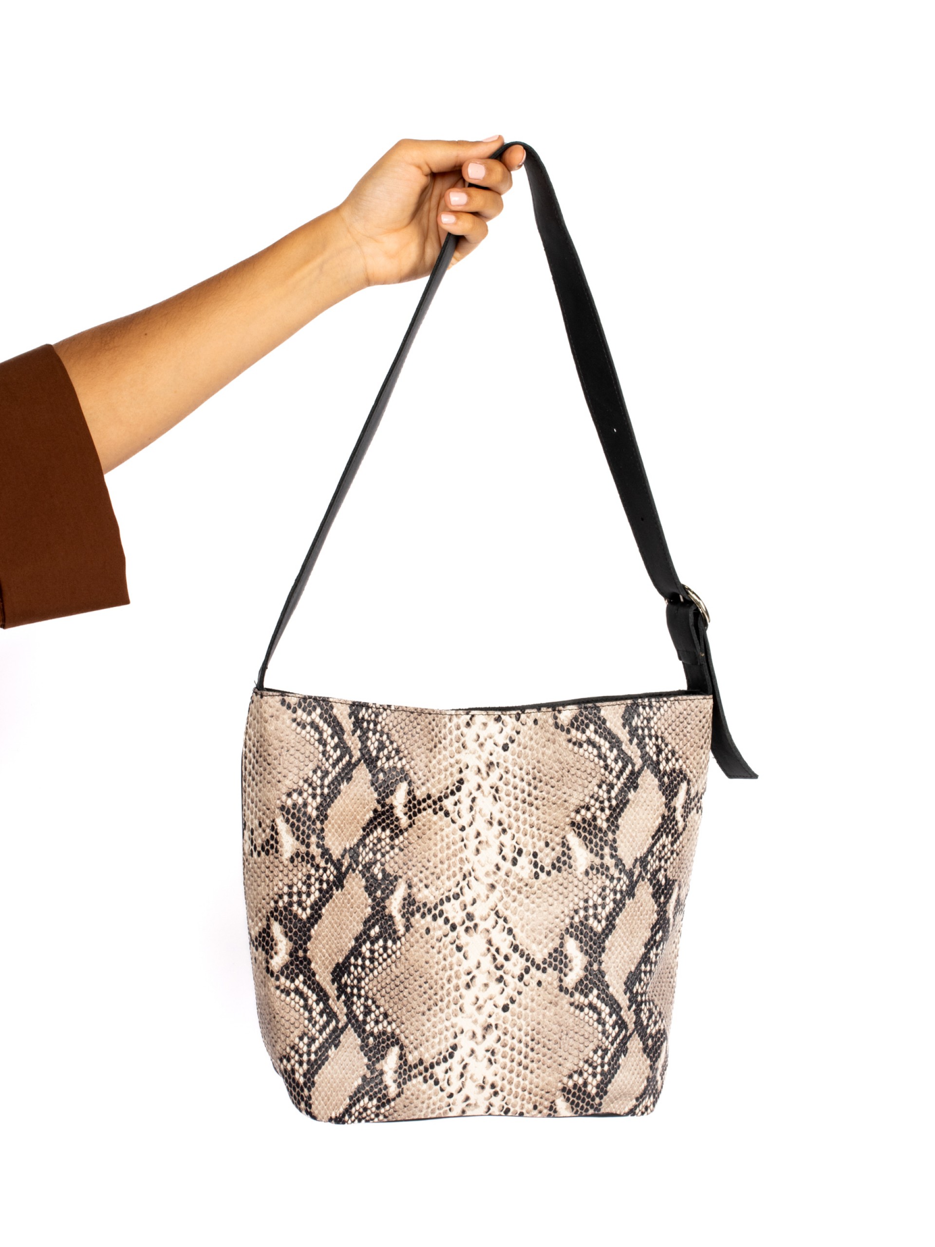 SACO TIRACOLO EM PELE ANIMAL PRINT