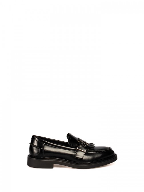 Leather moccasin with fringe