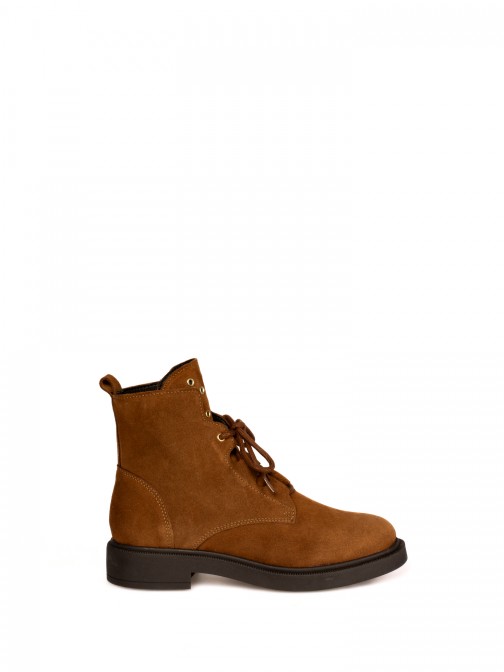 Bota de atacadores em camura