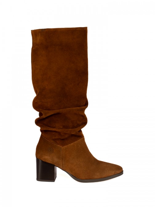 Bota de Salto Cano Enrugado em Camurça Bota de Salto Cano Enrugado em Camurça