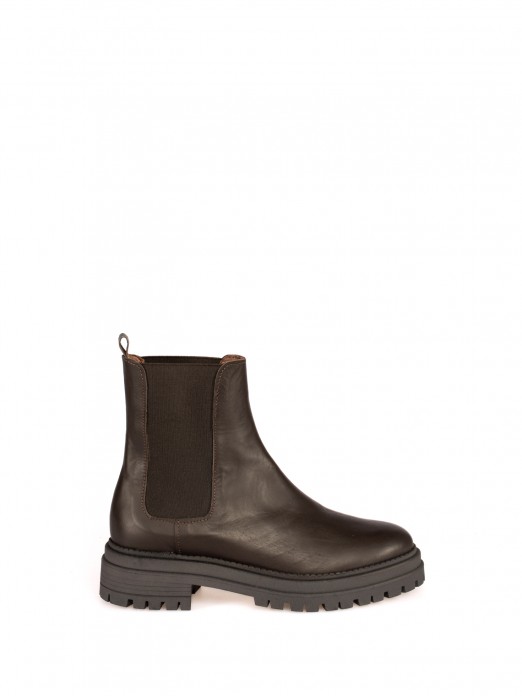 Leather ankle boots with elastic.