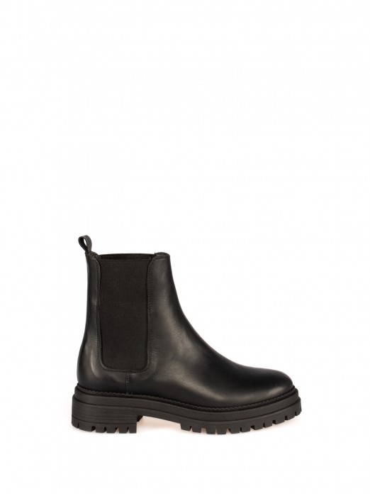 Leather ankle boots with elastic.