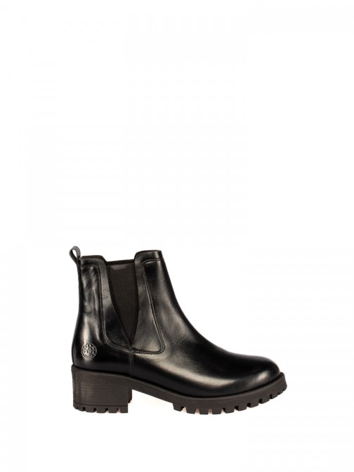 Leather ankle boots with 
structured sole