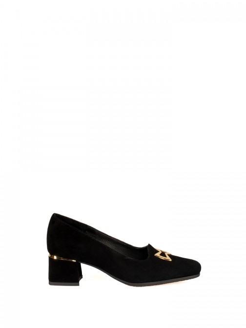 Sapato em camura com detalhe dourado