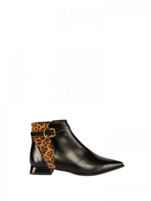 Botim Curto em Pele com Camura Animal Print