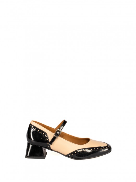 Medium heel shoe in leather and 
patent leather