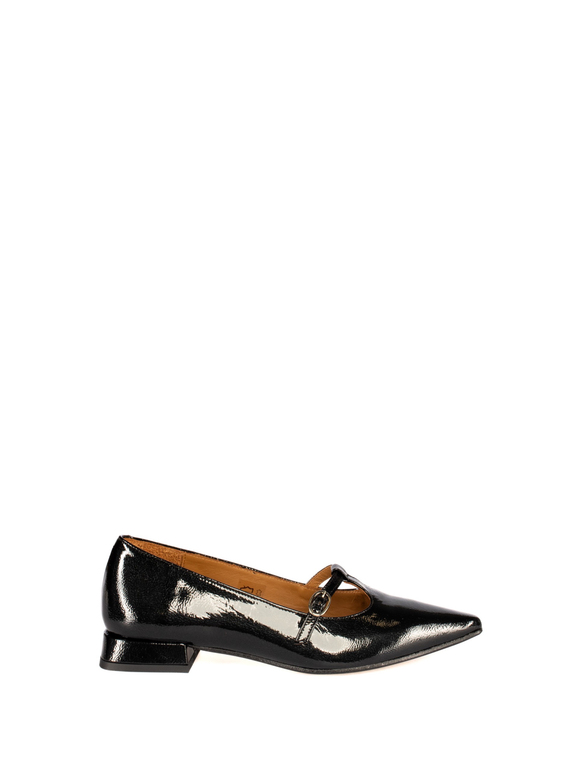 Low heel patent leather shoe