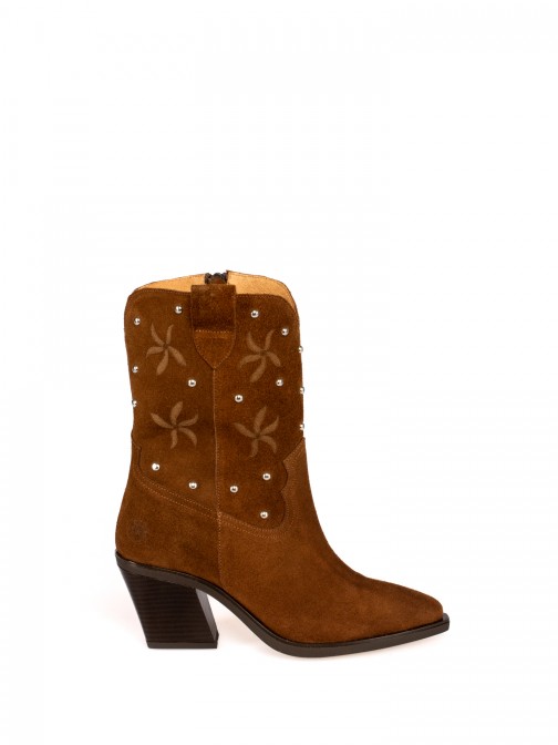 Meia bota em Camura com tachas