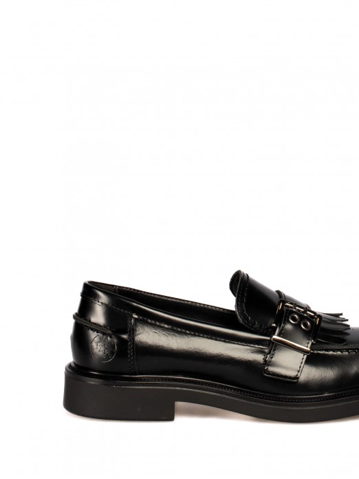 Leather moccasin with fringe