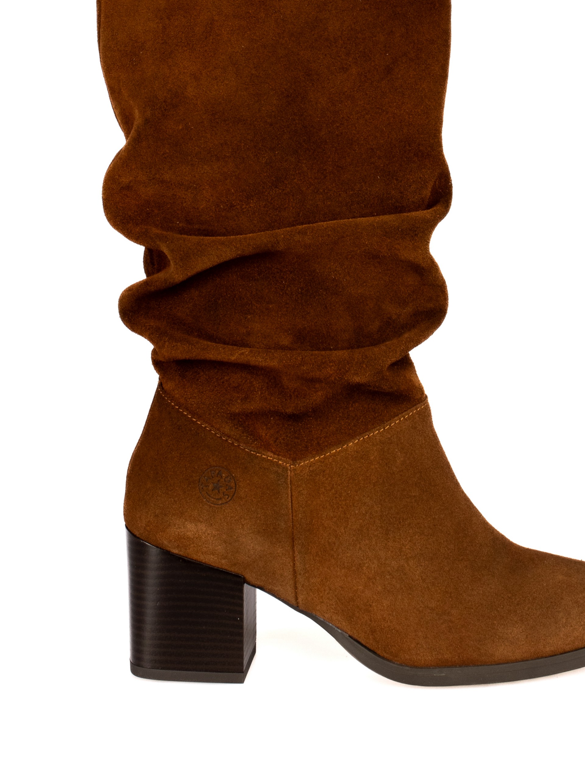 Bota de Salto Cano Enrugado em Camurça