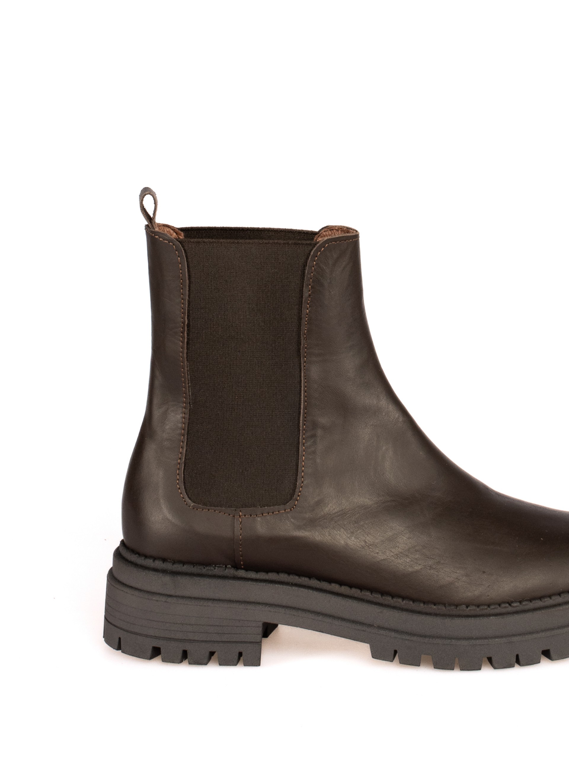 Leather ankle boots with elastic.