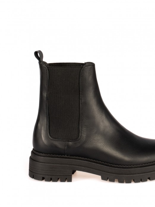 Leather ankle boots with elastic.
