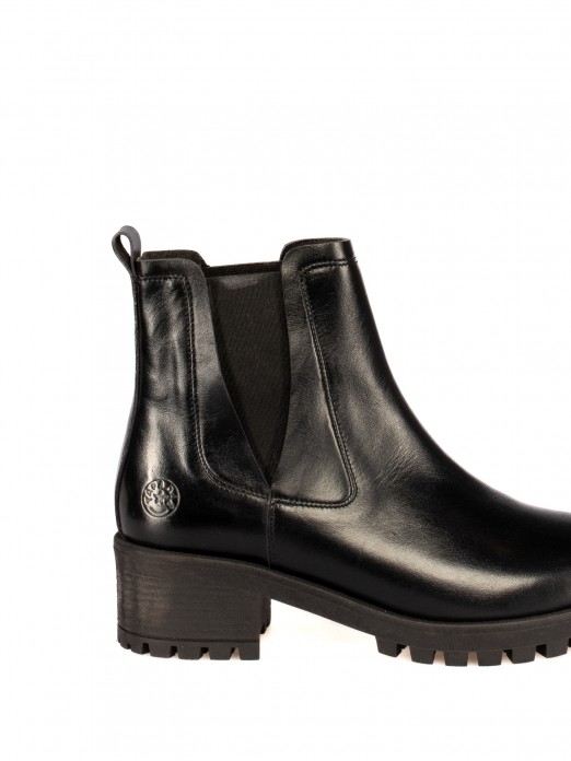 Leather ankle boots with 
structured sole