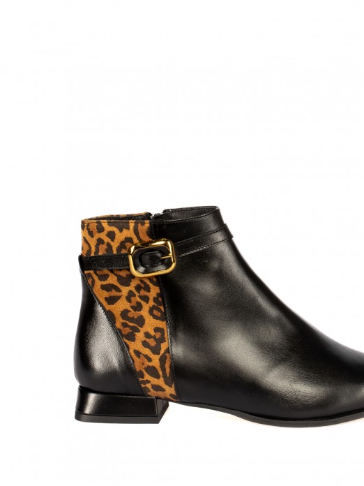 Botim Curto em Pele com Camura Animal Print